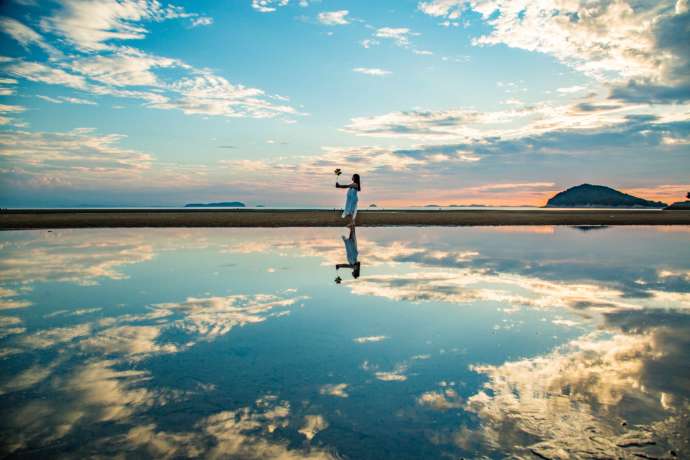 ウユニ塩湖のような幻想的な風景を誇る、三豊市にある父母ケ浜の光景