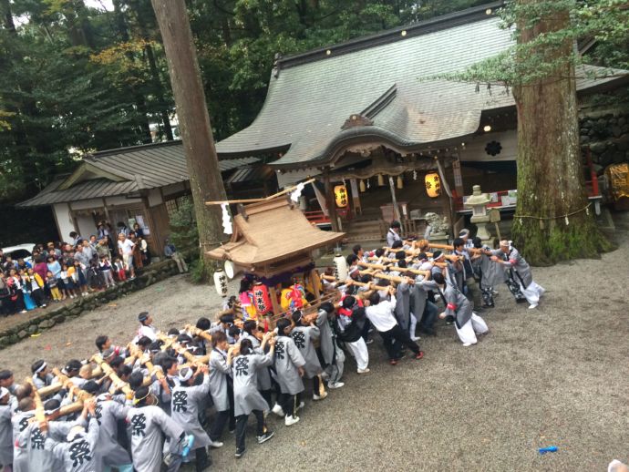 御杖神社の秋まつりで神輿をかつぐ人々
