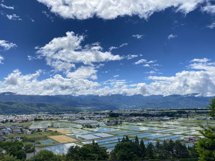 田園風景と空と山の青さのコントラストが美しい宮田村の全景
