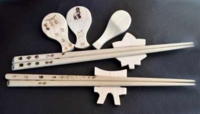 「宮島手づくり工房」の「焼印体験」で制作できる箸や箸置きなど