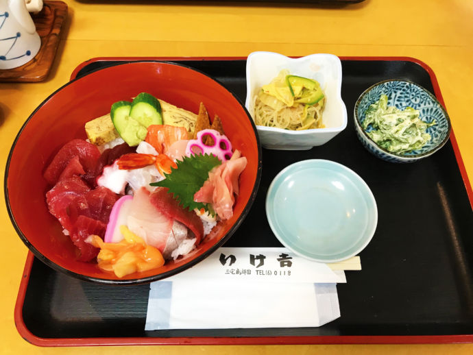 東京都三宅島にある日本料理店「割烹 いけ吉」のちらし寿司