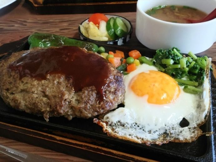 東京都三宅島で焼肉およびハンバーグ定食を提供する「サンライズ」