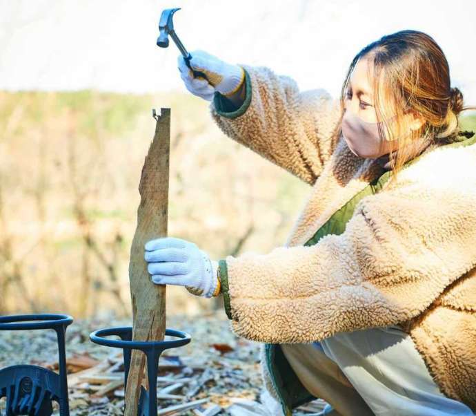 埼玉県飯能市のメッツァビレッジにある「PANZA宮沢湖」で薪を割る様子