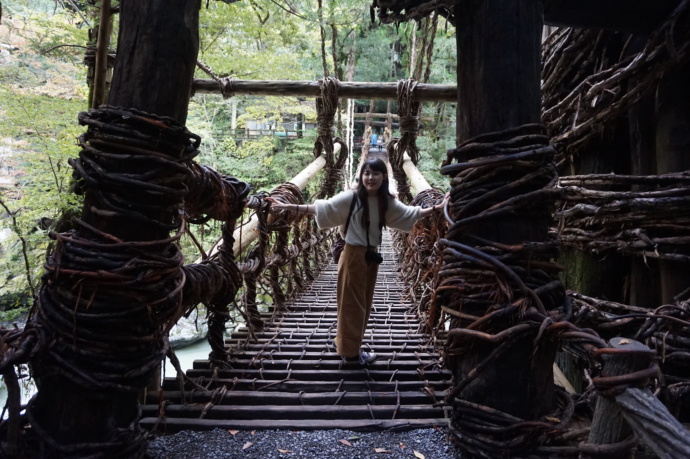 徳島県三好市にある祖谷のかずら橋を渡る女性