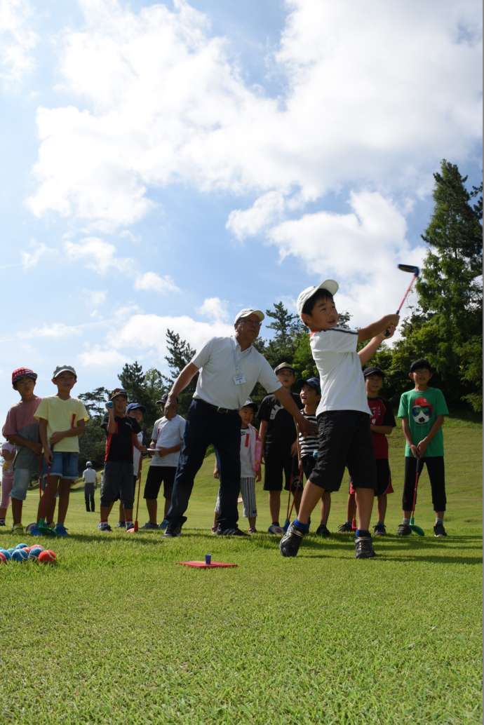 瑞浪市のゴルフ場でゴルフを体験する子どもたちと先生