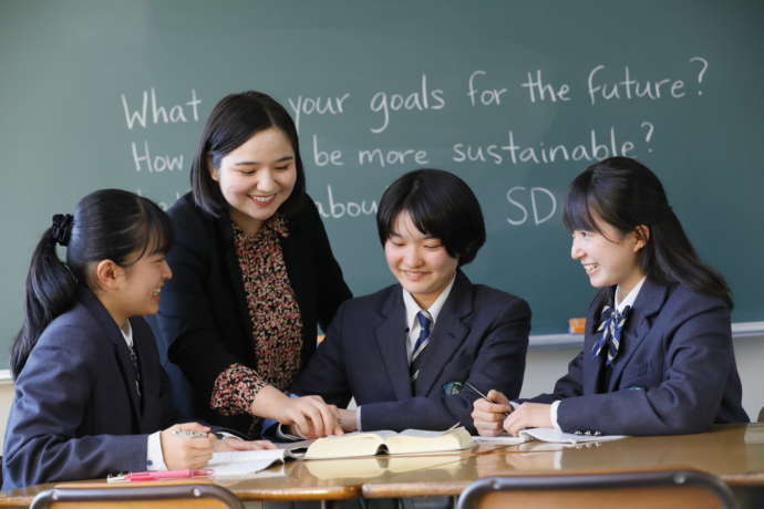 岐阜県瑞浪市にある学校の生徒と先生の写真