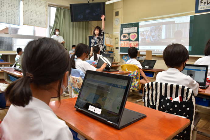 岐阜県瑞浪市の小学校でタブレットを利用して授業を受けている生徒