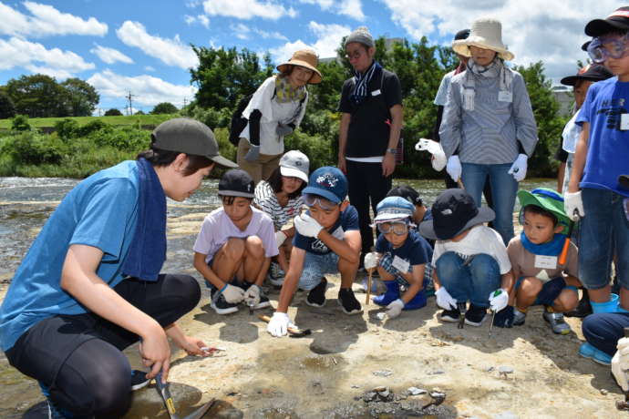 化石採取する子どもたちと保護者
