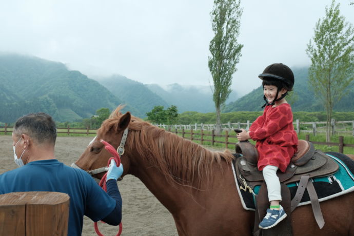 前森高原で乗馬をする子ども
