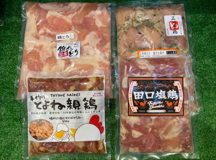 「道の駅 もっくる新城（しんしろ）」内部の売店で販売される「味付け鶏肉」各種