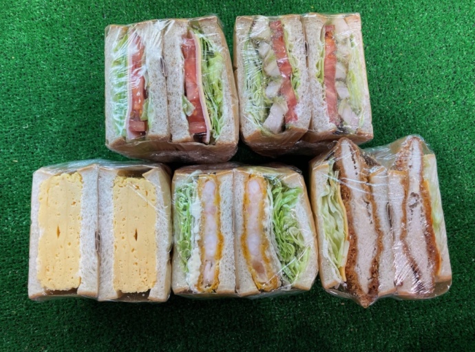 「道の駅 もっくる新城（しんしろ）」内部のベーカリーで販売されるサンドイッチ各種