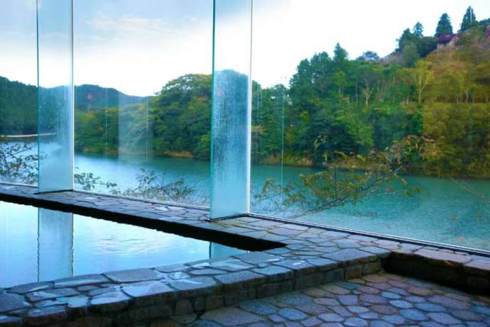 もみじ川温泉の浴場から見える景色
