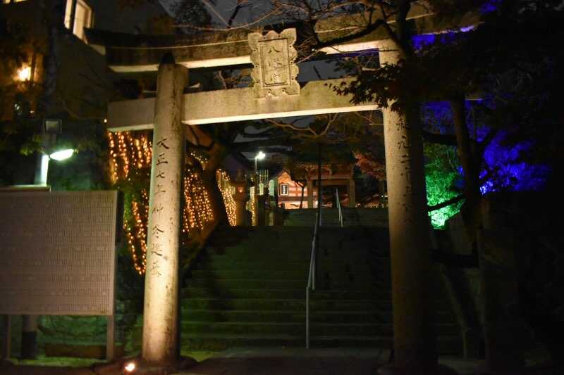 福岡県福岡市にある紅葉八幡宮のもみじ祭りで見られるライトアップ