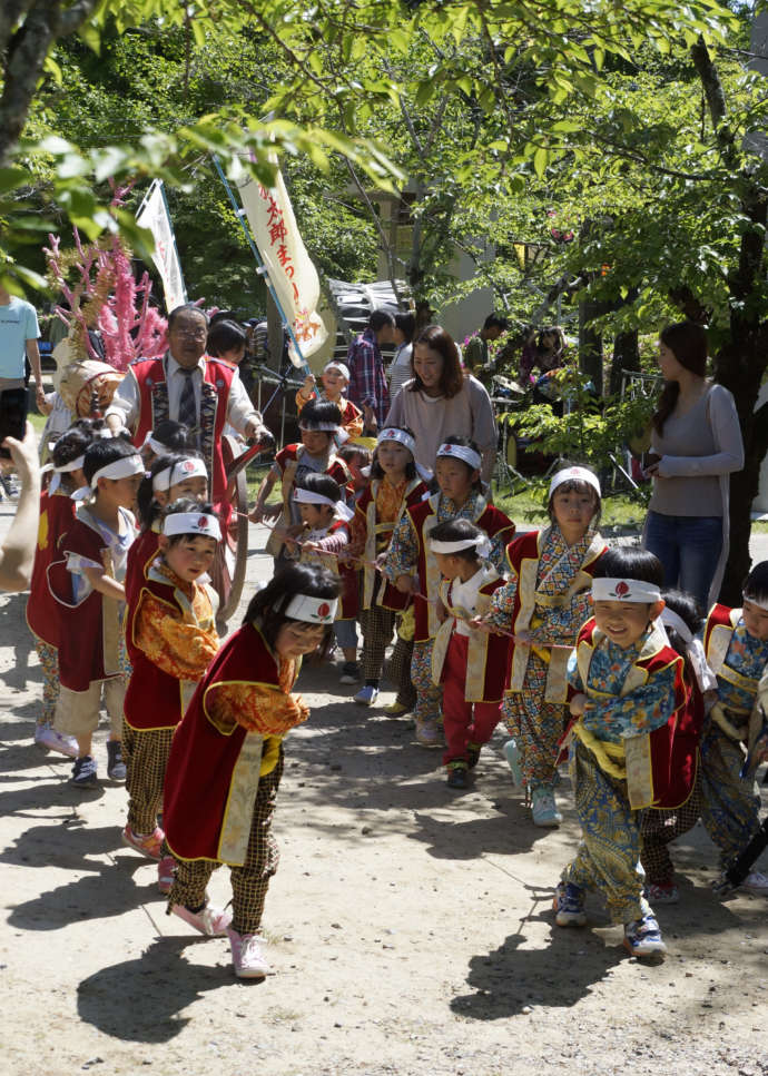 「桃太郎神社」の例祭、通称桃太郎まつりの様子