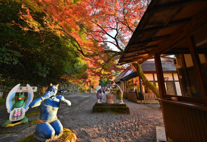 「桃太郎神社」の境内とコンクリート像