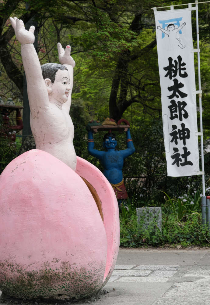 「桃太郎神社」のコンクリート像