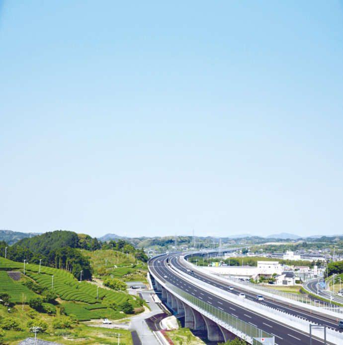 町内にICが2つある新東名高速道路の風景