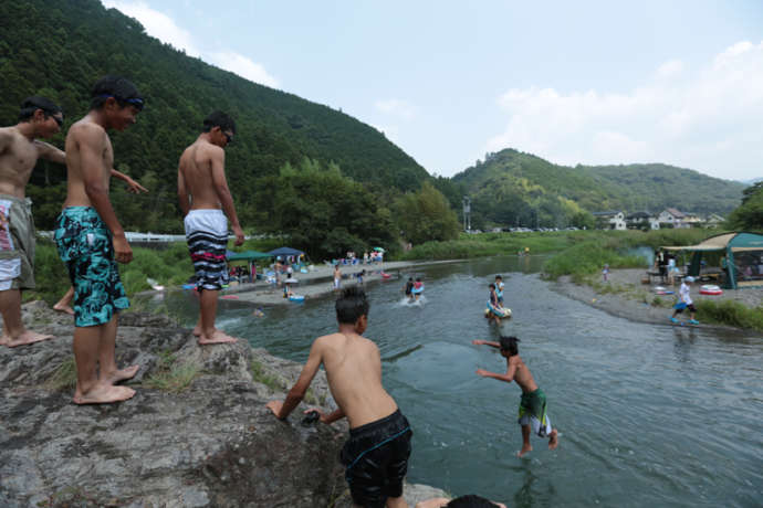 清流・太田川で水遊びを楽しむ子どもたち