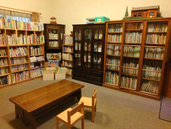 約8000冊以上の蔵書がある森のおうちの絵本図書館