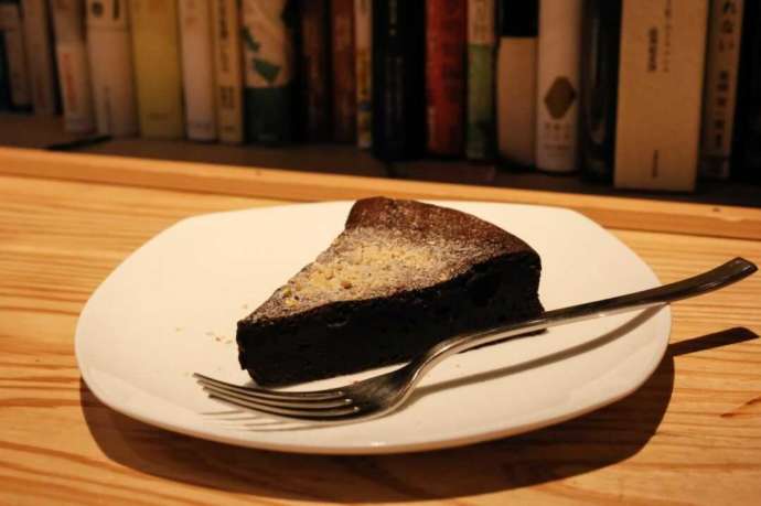東京都渋谷区にある森の図書室でいただけるチョコレートケーキ