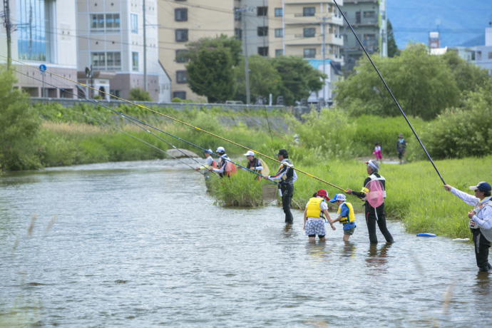 盛岡市の中津川でアユ釣りをする人々