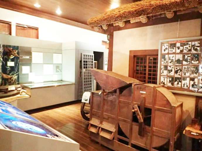 妹背牛町郷土館に展示されている昔の農機具や解説パネル