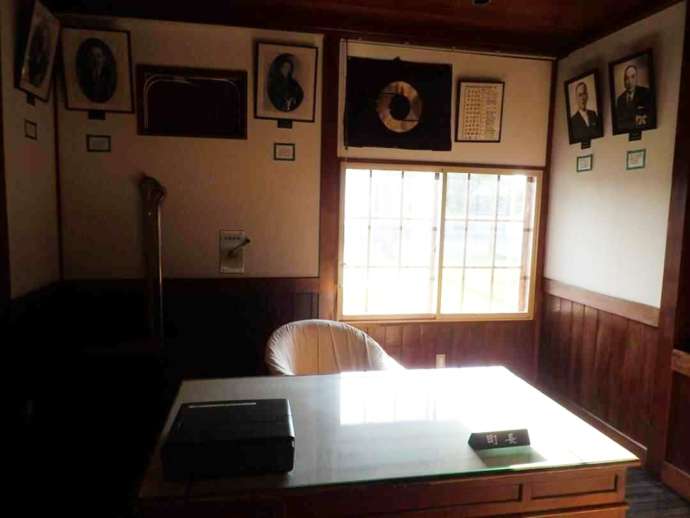 妹背牛町郷土館では昔の町長室を行政体験室として開放している
