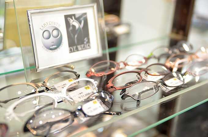 スマイルメガネ研究舎で販売されている商品の一例