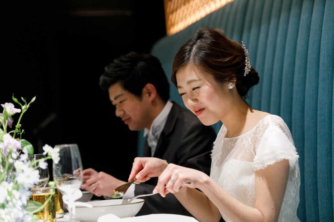 東京都港区にあるモスクロストーキョーでレストランウェディングを行う新郎新婦