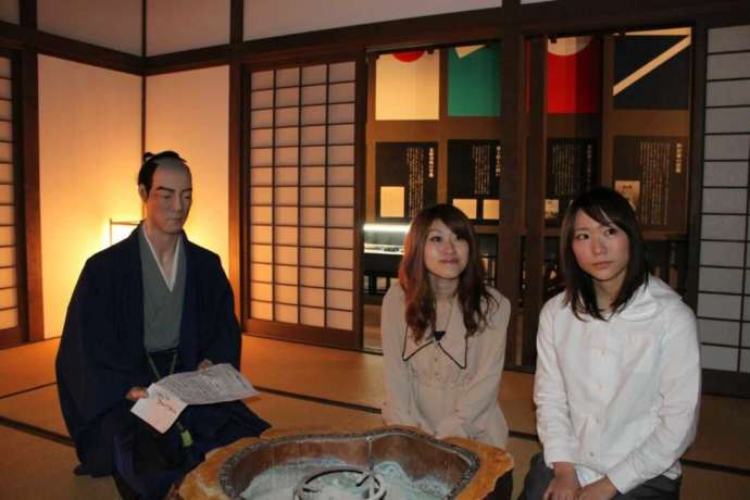 総合交流促進施設 元陣屋で展示されている藩士と女性二人