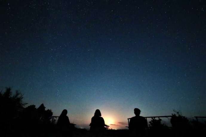 「motti 西表島トレッキングエコツアー」の星空ナイトツアーを満喫する人たち