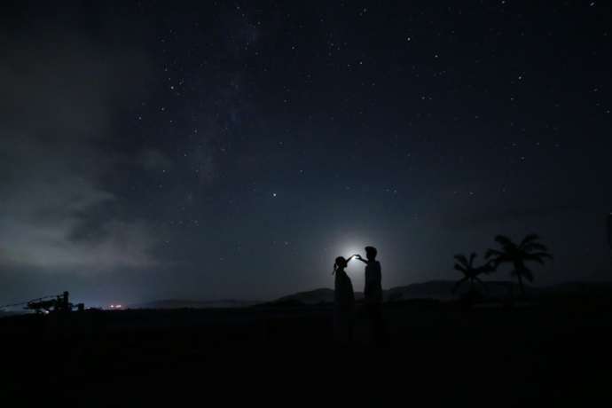 「motti 西表島トレッキングエコツアー」の星空ナイトツアーでの月夜に照らされる二人