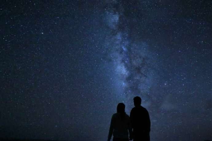 「motti 西表島トレッキングエコツアー」で星を眺めるフィールドに到着した二人