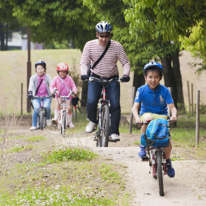 川原自然公園でマウンテンバイクに乗る家族