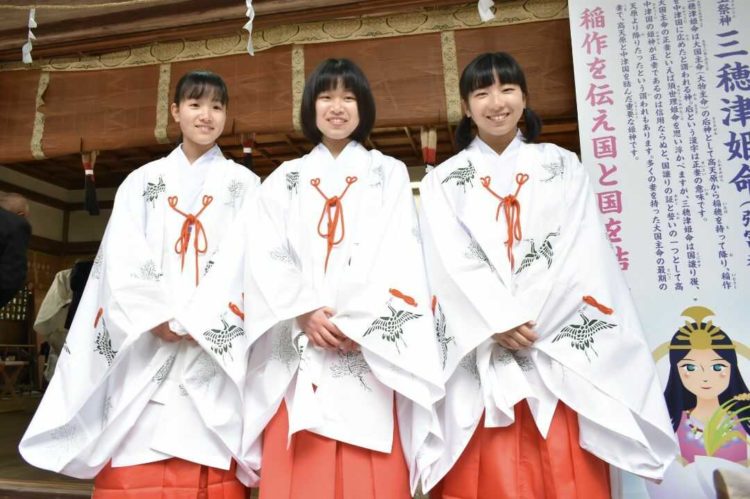 奈良県にある「村屋坐弥冨都比売神社」の3名の巫女さん