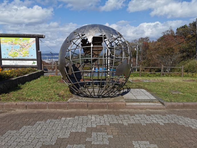 北海道室蘭市の地球岬にある地球型の電話ボックス