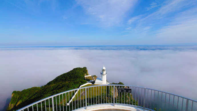 眼下に雲海が広がるチキウ岬灯台