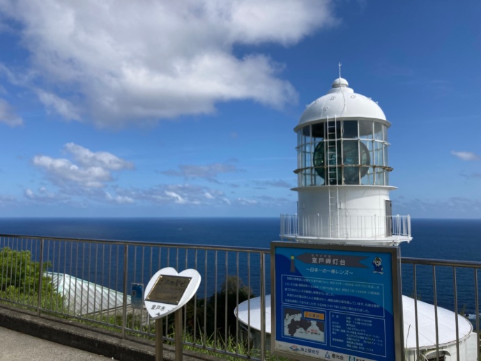 室戸岬灯台の外観と海の風景