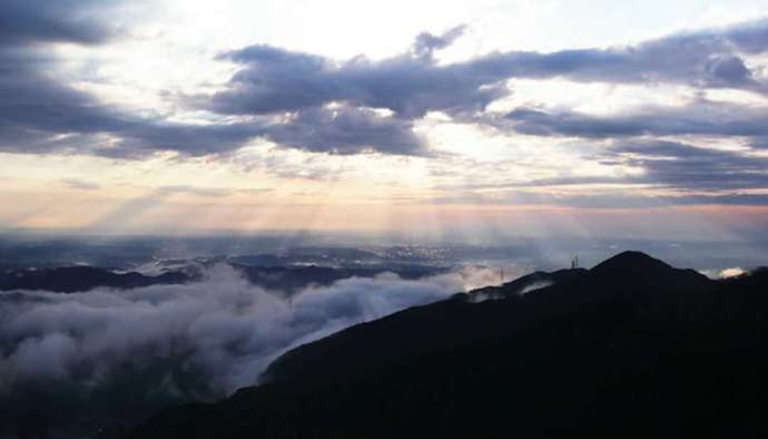 武蔵御嶽神社に降り注ぐ日の光