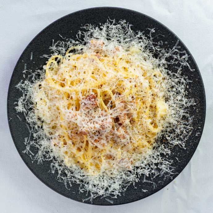 ミュゼウメキタ ワインバー&グリルの当家風カルボナーラペコリーノチーズがけ