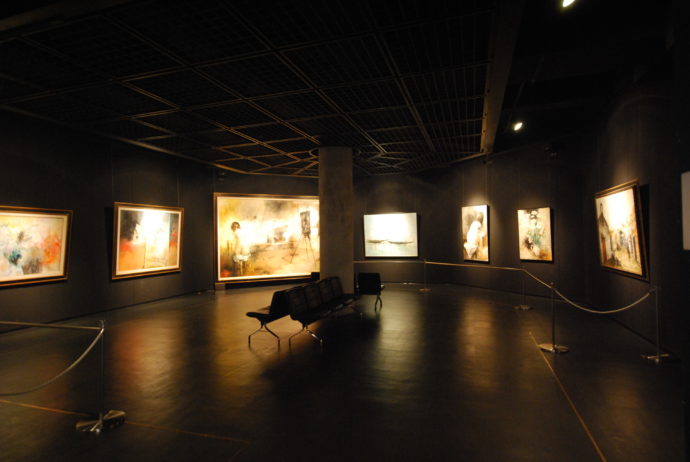長野県安曇野市にある安曇野ジャンセン美術館の展示風景