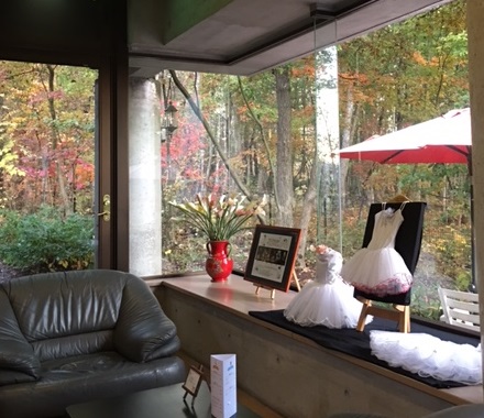 長野県安曇野市にある安曇野ジャンセン美術館の喫茶コーナーの秋の様子