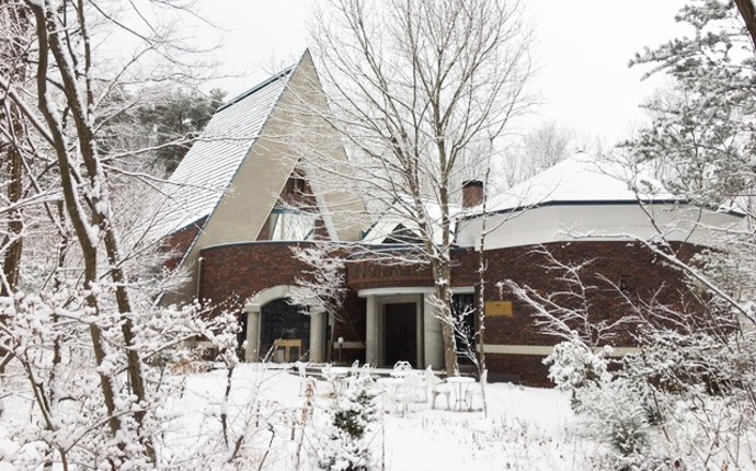 長野県安曇野市にある安曇野ジャンセン美術館が雪に包まれる様子