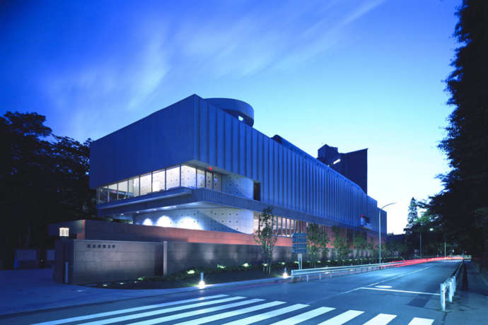東京都台東区にある「東京藝術大学大学美術館」の夕暮れ時の外観