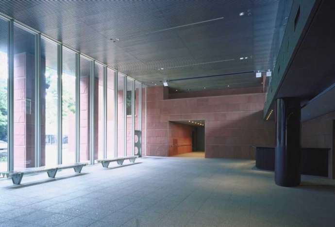 東京都台東区にある「東京藝術大学大学美術館」の開放的なエントランスホール