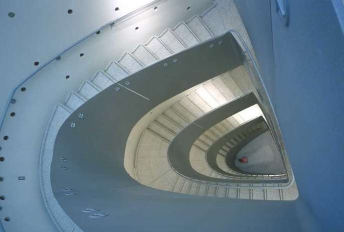 東京都台東区にある「東京藝術大学大学美術館」の印象的な階段