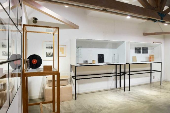 ヨーゼフ・ボイスのコレクション常設展示の展示室にレコードなどがある写真