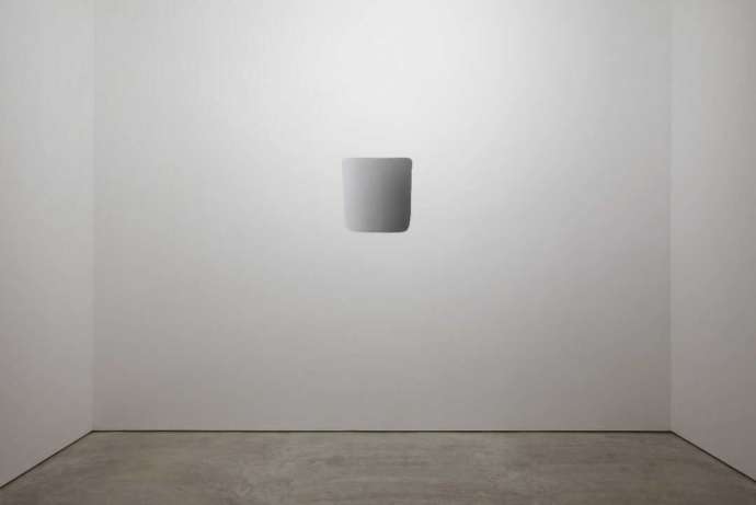 李禹煥の常設展示で、壁に直接描かれている白い陶器のような絵の写真