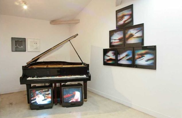 ナム・ジュン・パイクの常設展示、グランドピアノと演奏中の映像の写真