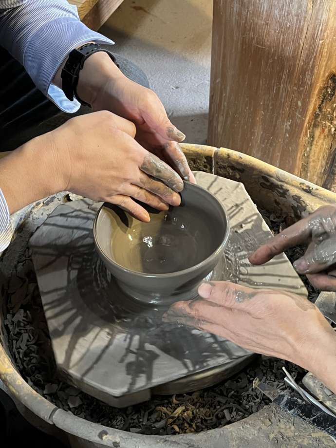 「豪商 稲葉本家」の陶芸体験でロクロを使っての成形作業を行う様子